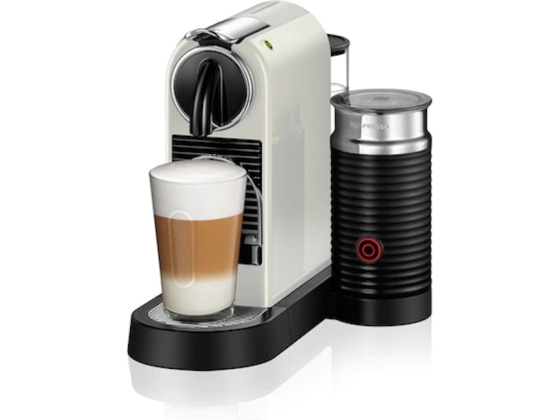 Hvid Nespresso-maskine med sort mælkeskummer ved siden af og to glas kaffe