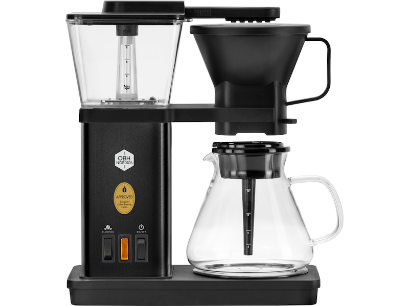 Sort bryggemaskine med glaskande og kaffe, der drypper gennem et filter