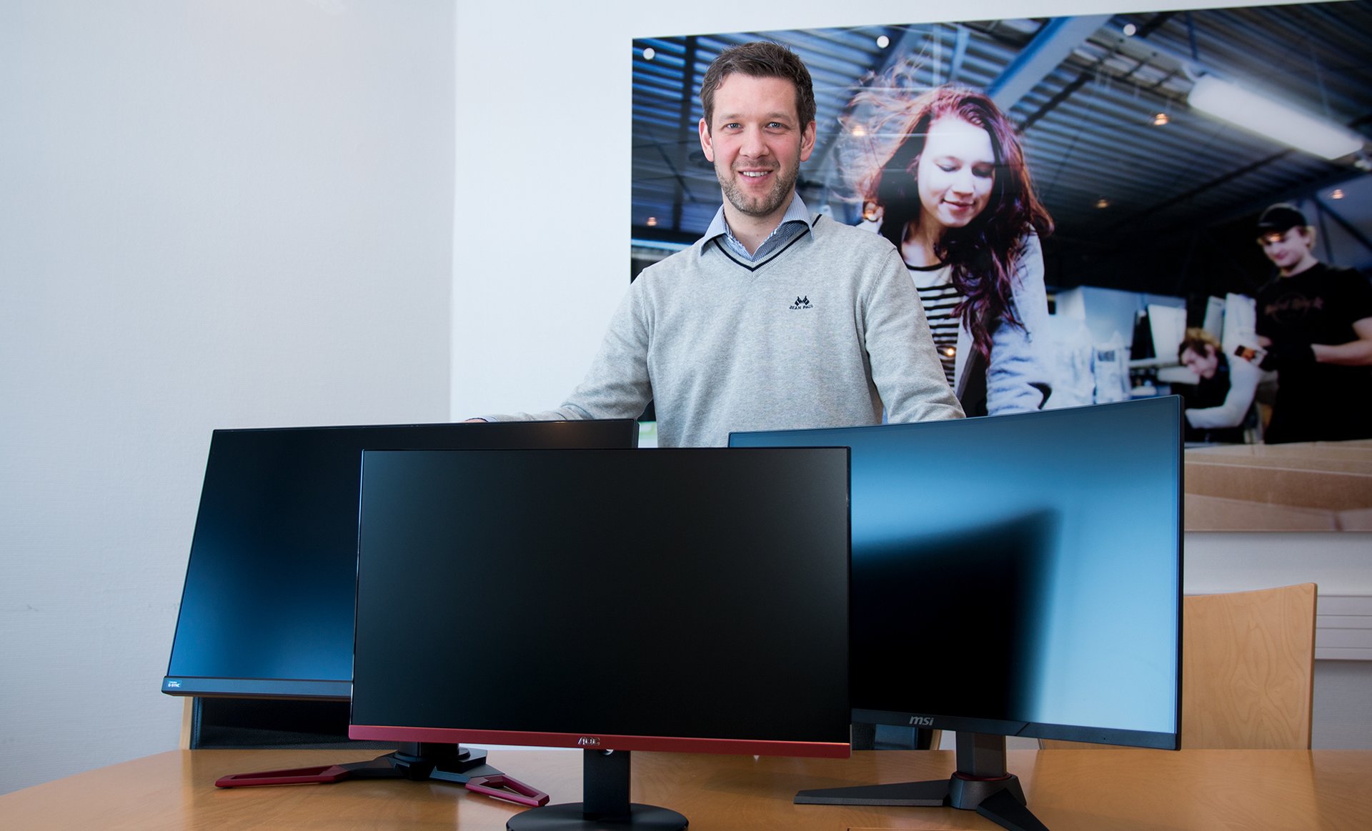 Are Sørensen i Komplett viser frem de beste gamerskærmerne.