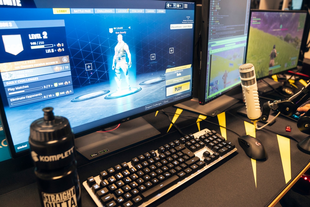 ed tre skjermer og vann i flaska er alt lagt til rette for en god stream.