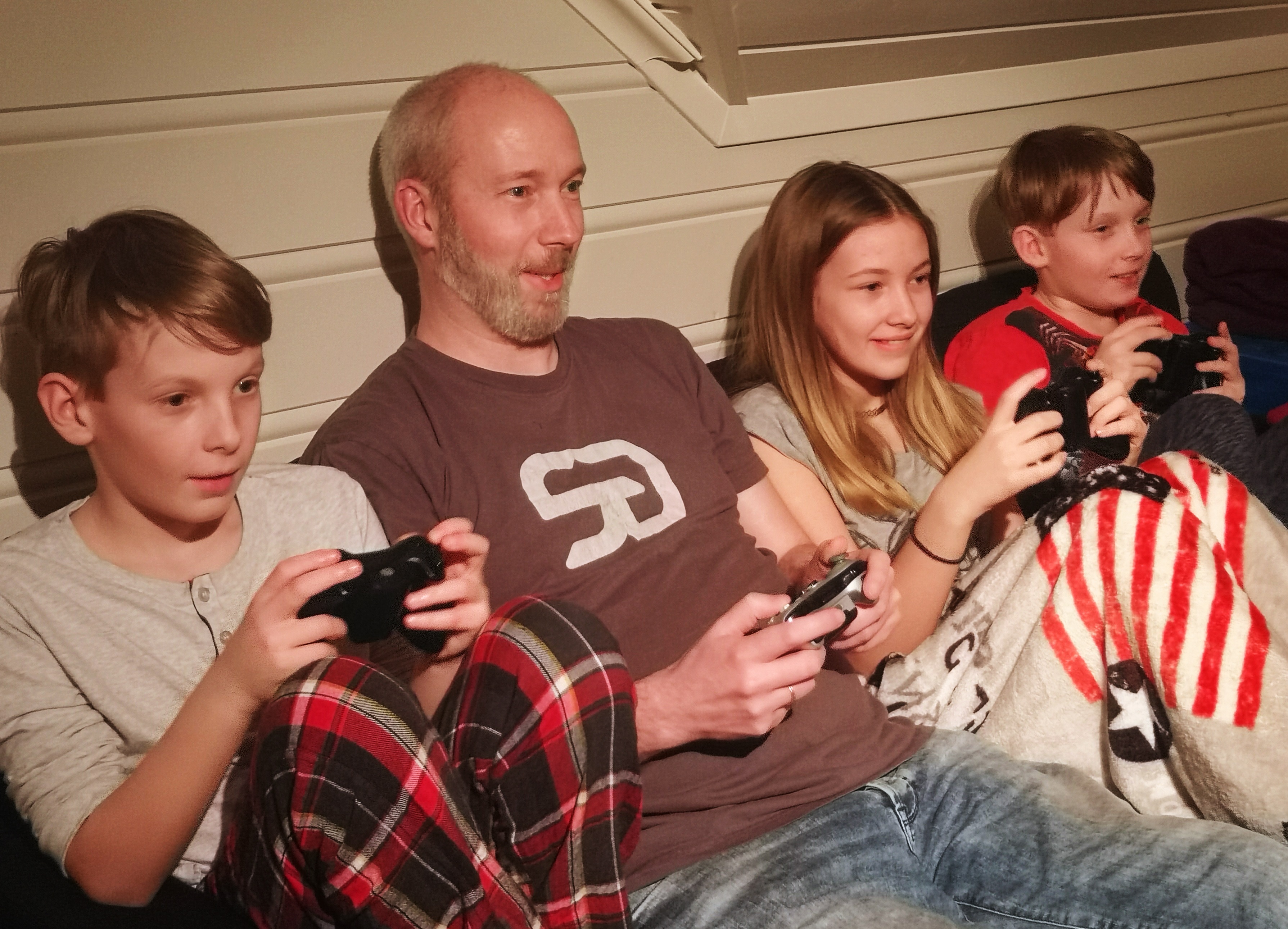 Engageret gamer-far, der spiller med sine børn