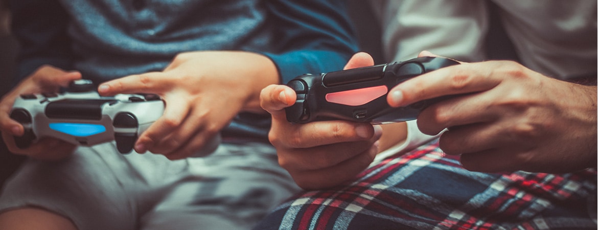 Bliv bedre gamer-forældre, voksen og barn gamer sammen