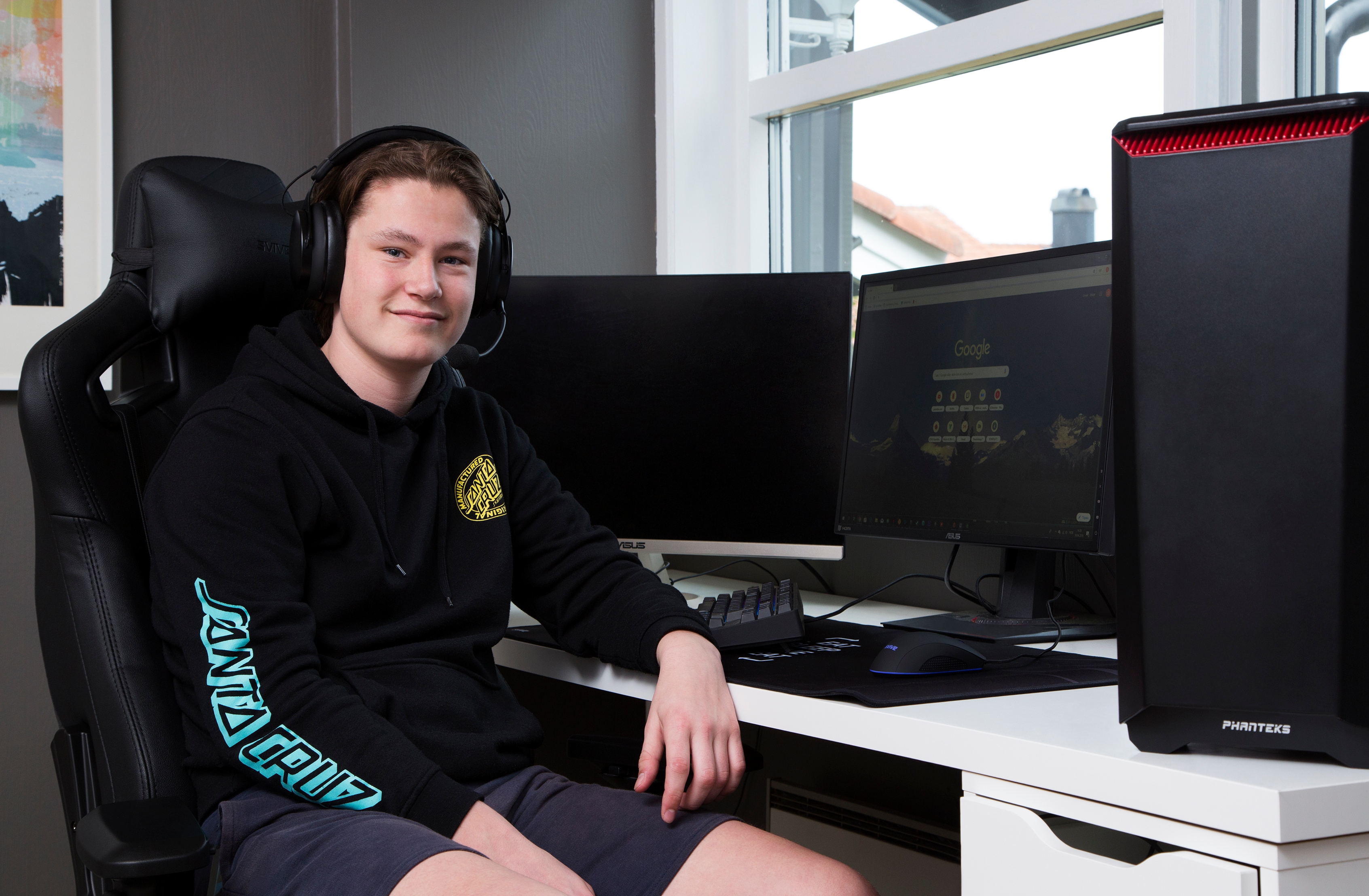 Konfirmand foran sin selvbyggede gaming-PC købt for konfirmationspengene