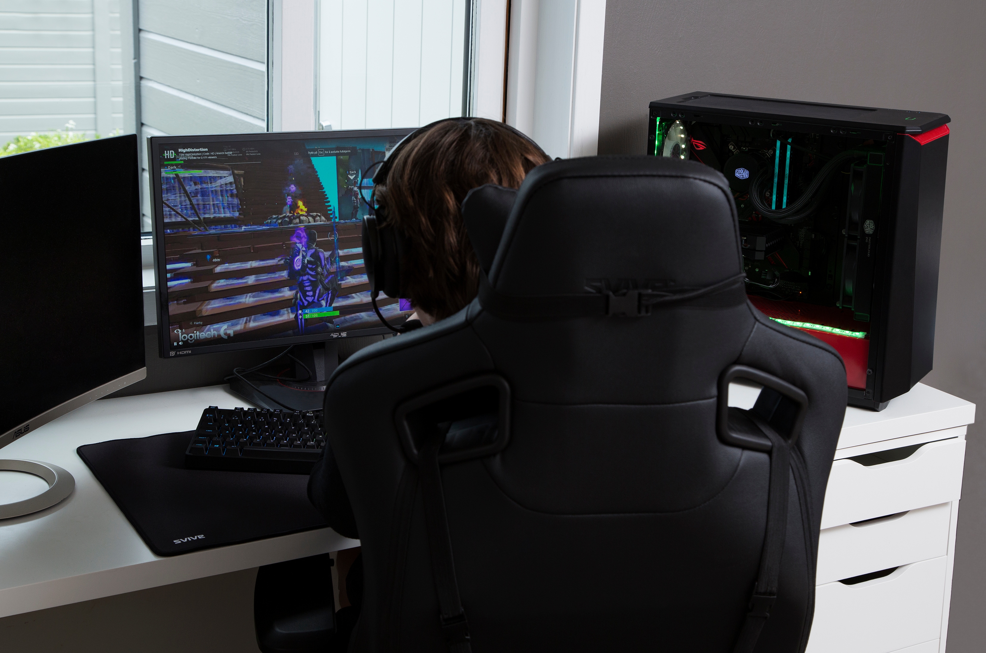 Konfirmand Ola Johan Ranvik gamer på sin selvbyggede gaming-PC købt for konfirmationspengene