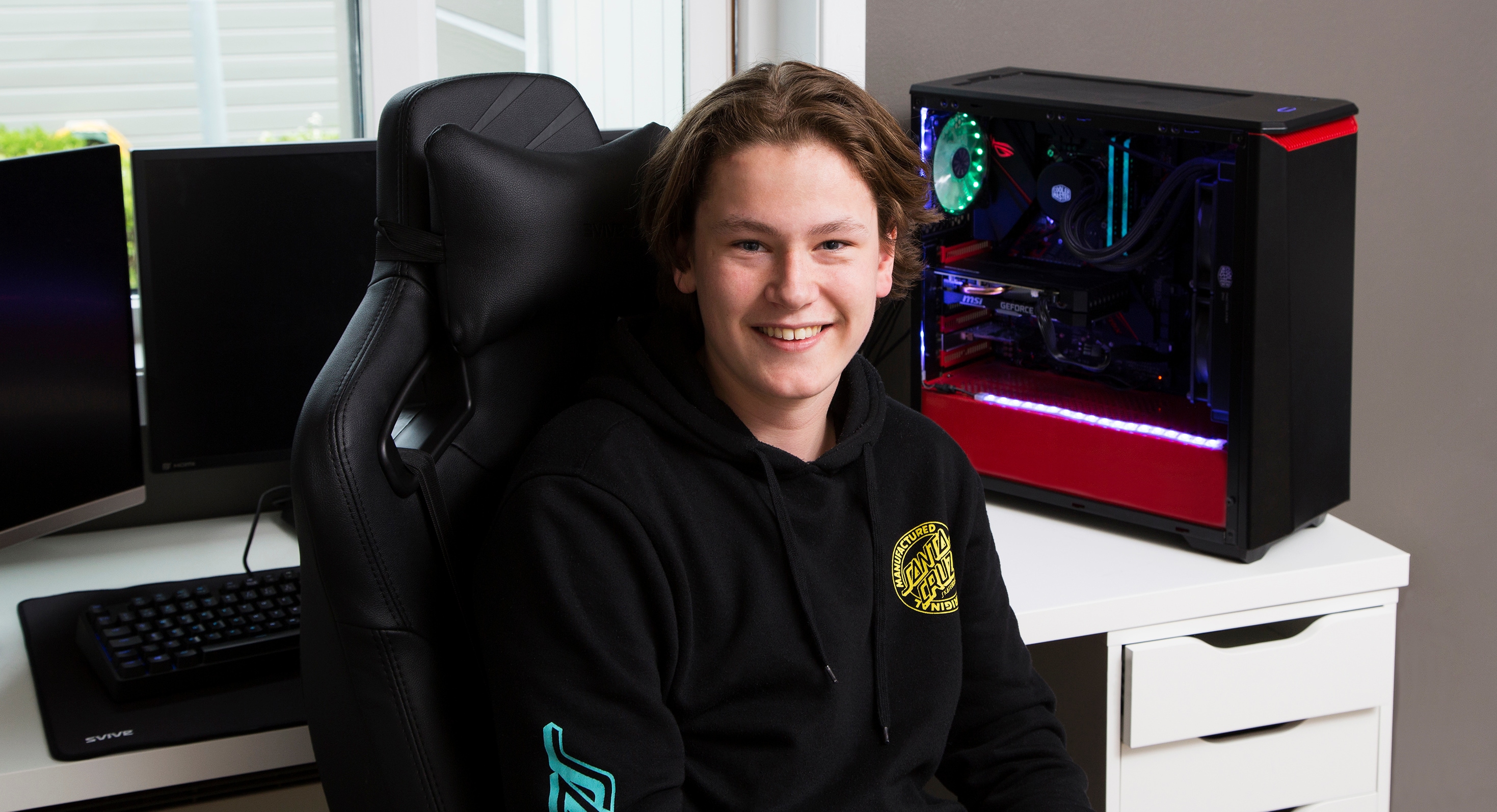 Tilfreds konfirmand giver tips om at købe PC foran sin egen selvbyggede gaming-PC købt for konfirmationspengene