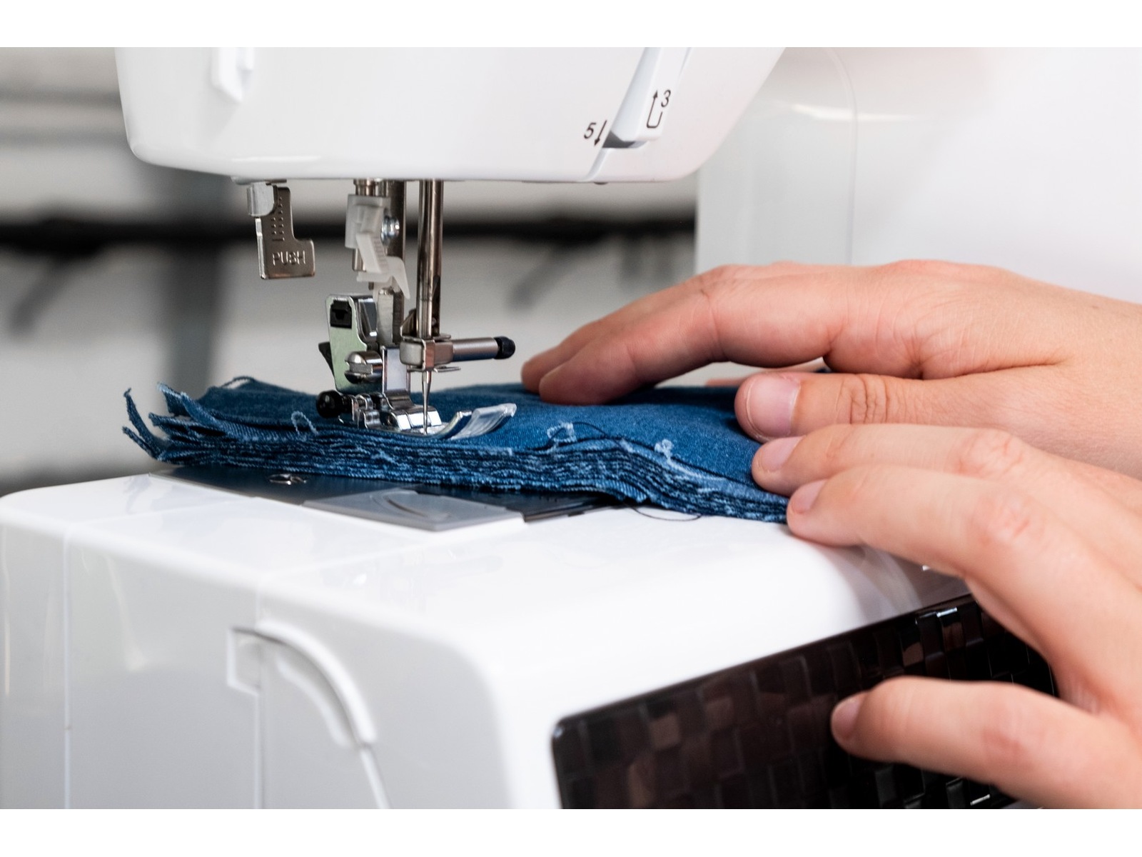 Brother HF53ZW1 Strong & Tough symaskine Symaskiner