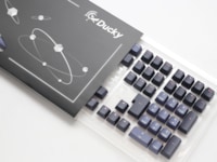 Ducky PBT Cosmic Keycaps (Blå/sort) Tilbehør til gaming tastatur og mus