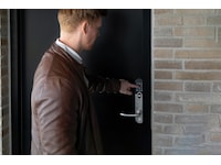 Yale Entrus smart dørlås (børstet stål) Elektroniske dørlåse