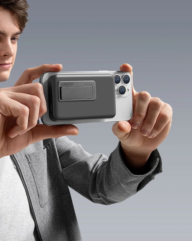 Sæt den bærbare oplader på bagsiden af din telefon